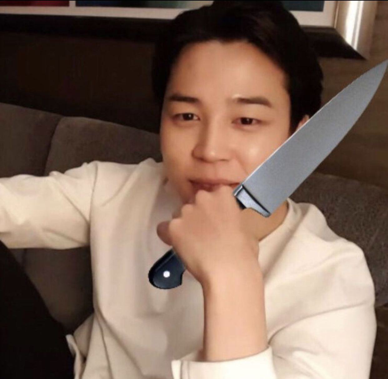 Hình ảnh hài hước nhất của Jimin BTS bị bắt quả tang đang cầm dao