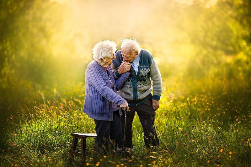 Hình ảnh ngọt ngào, yêu thương của cặp vợ chồng già