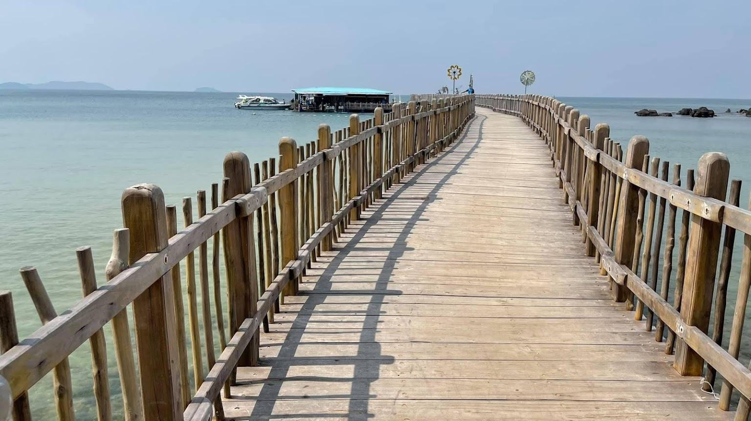 Hình ảnh cây cầu gỗ trên đảo Phú Quốc