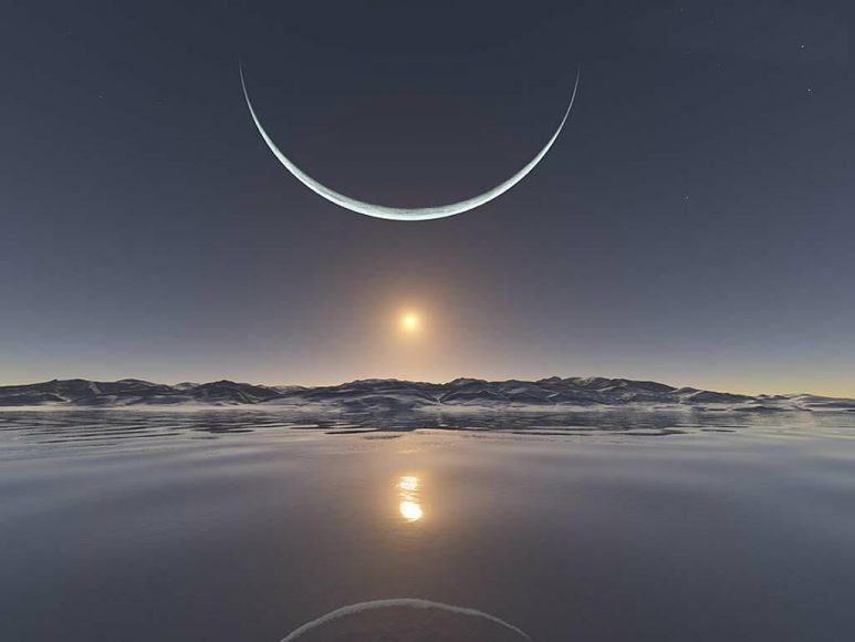 Hình ảnh nghệ thuật của mặt trời và mặt trăng lưỡi liềm trên biển