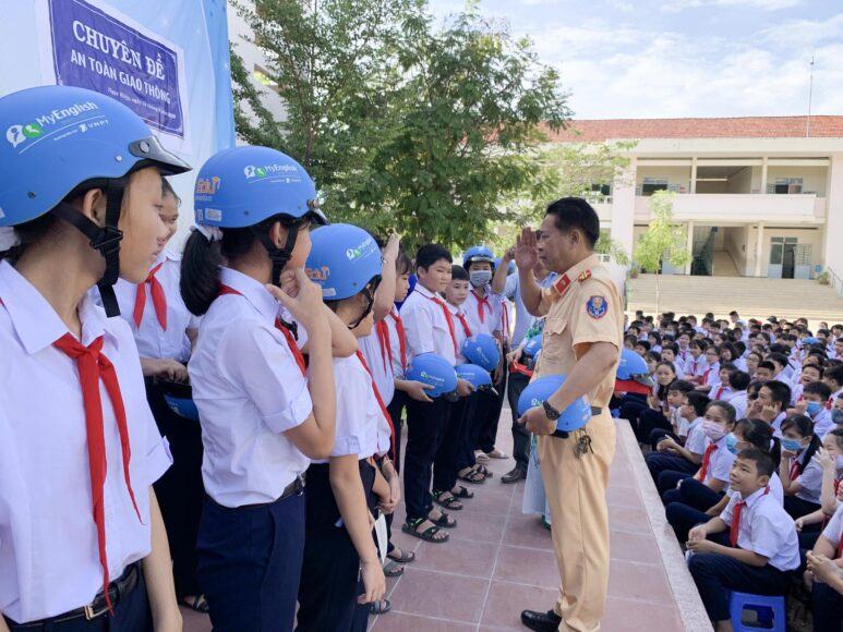 đội mũ bảo hiểm hình ảnh an toàn giao thông