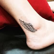 Hình xăm đôi cánh ở cổ chân