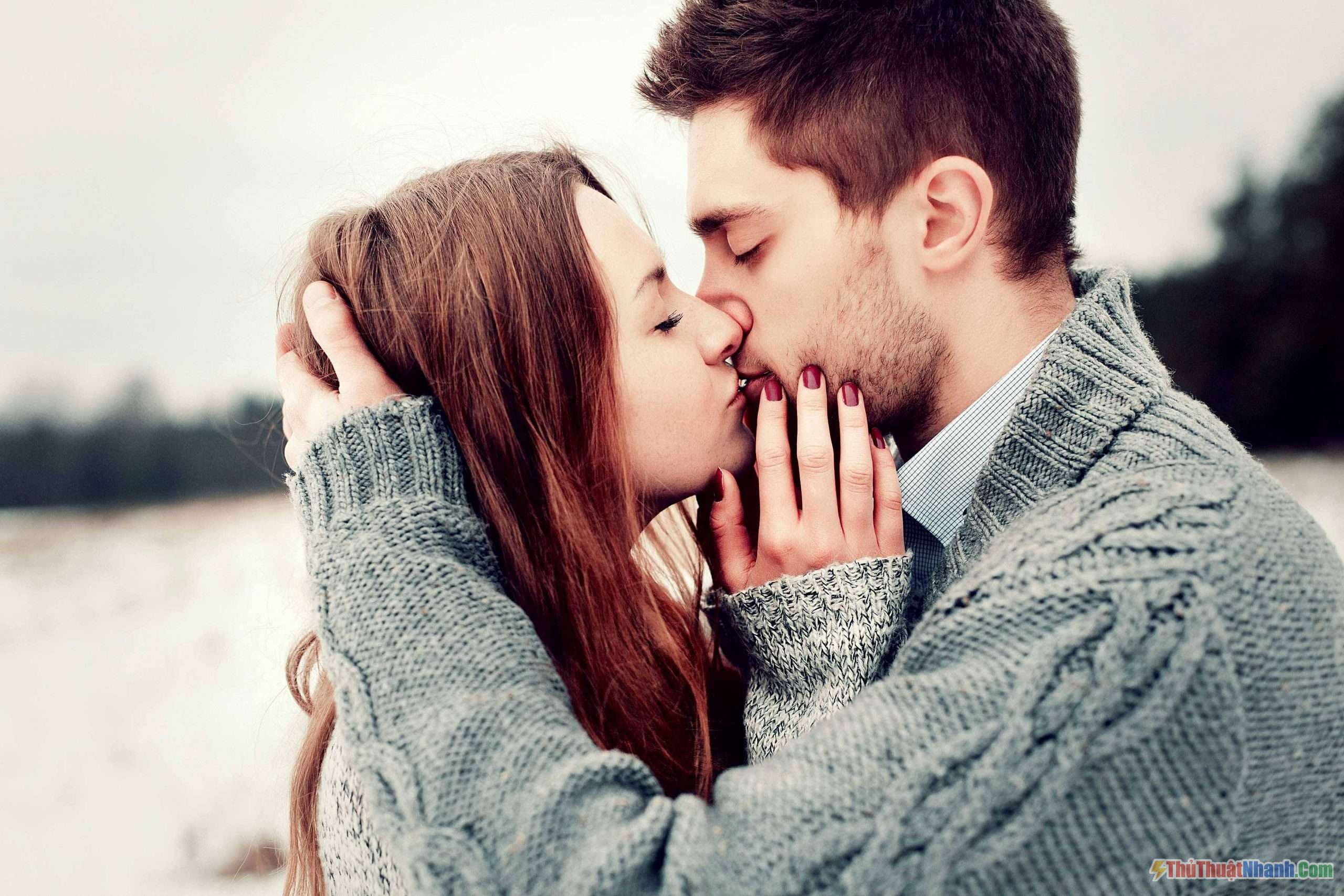 Hôn môi lãng mạn là một phần không thể thiếu trong tình yêu. Xem hình ảnh để tìm hiểu thêm về những cách hôn môi tình cảm và lãng mạn nhất, để có thể làm người yêu của bạn cảm thấy hạnh phúc và yêu thương.
