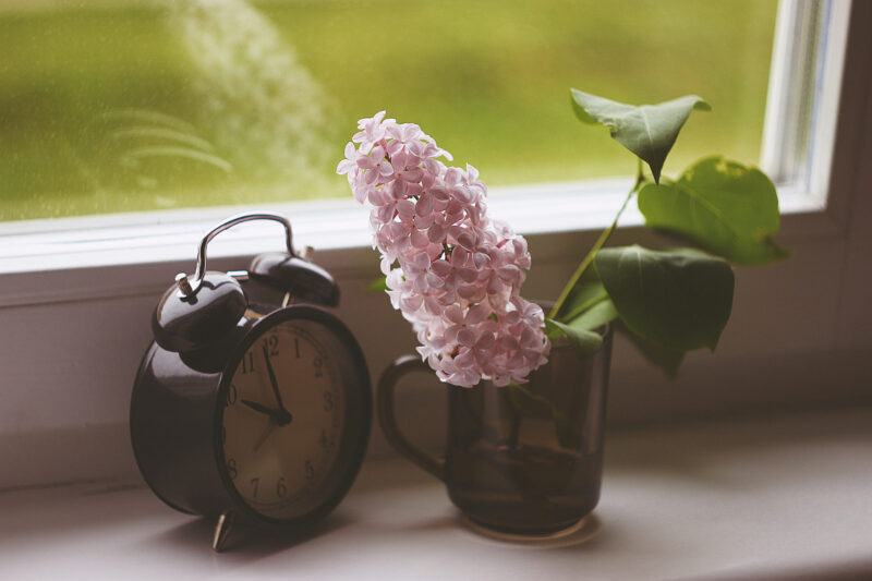 Hình nền đồng hồ và hoa cho desktop cho bạn gái