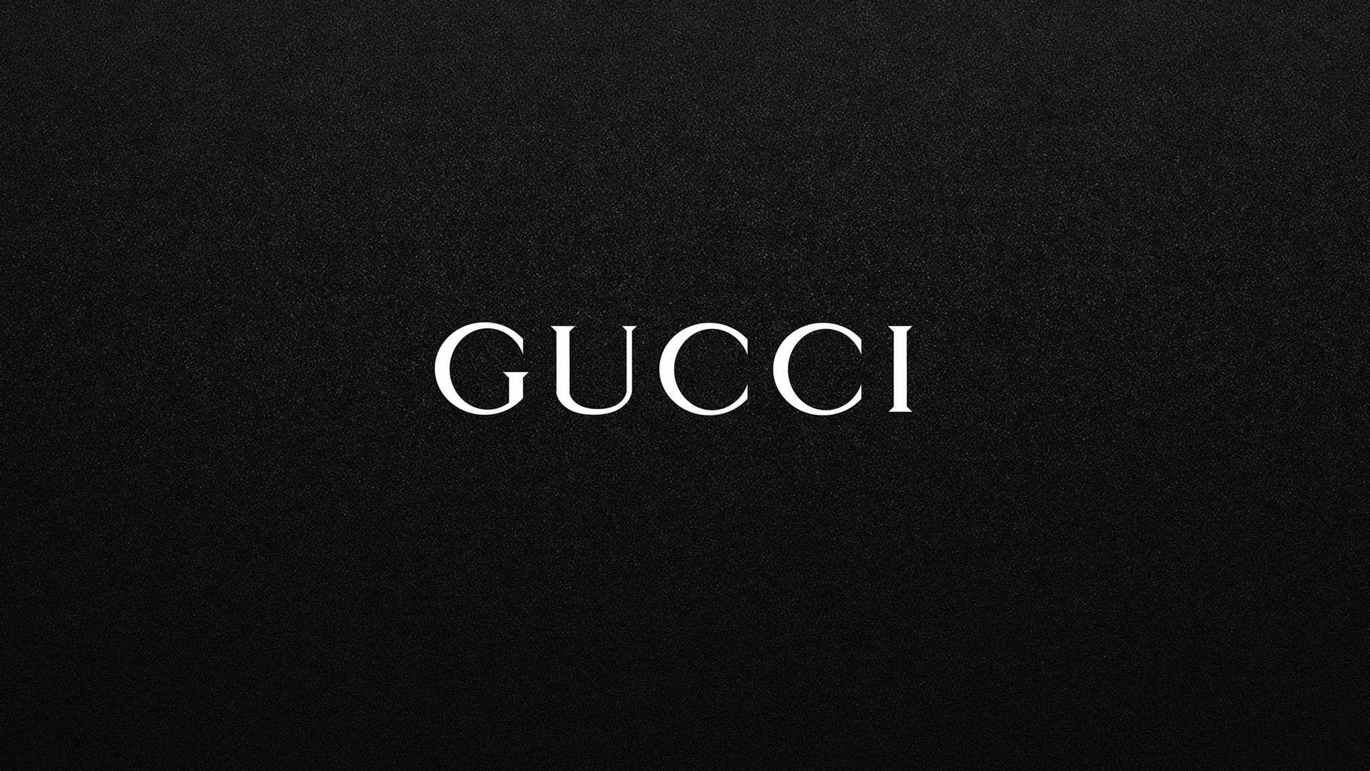 Ảnh Gucci với nền đen đơn giản và thanh lịch