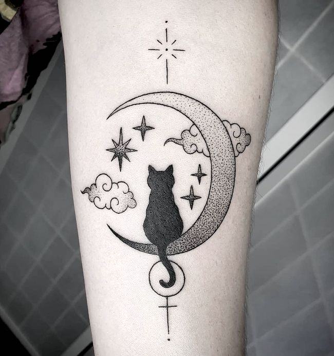 Hình xăm mặt trăng và chú mèo mộng mơ