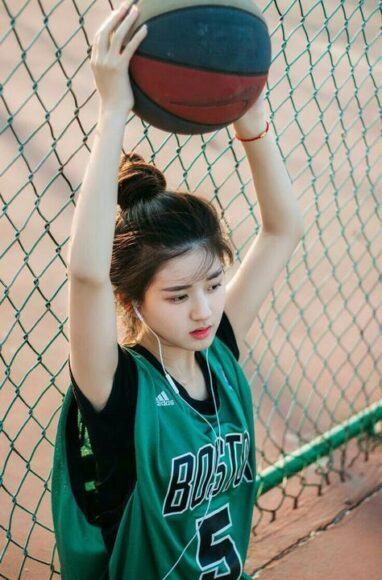 Hình ảnh hot girl chơi bóng rổ