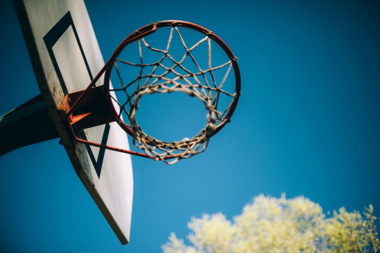 Hình ảnh bầu trời và rổ bóng rổ