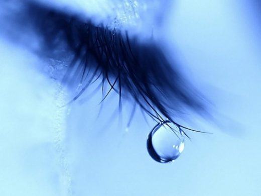 Hình ảnh những giọt nước mắt chảy dài trên khuôn mặt của bạn trong một đêm yên tĩnh
