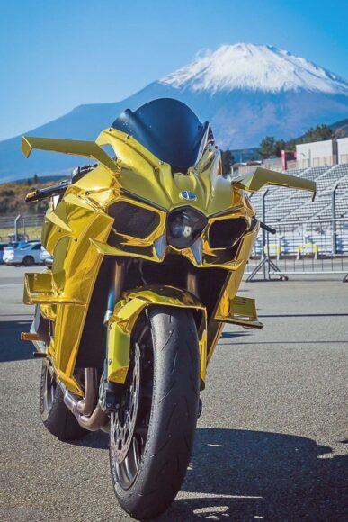Hình ảnh Kawasaki Ninja H2R màu vàng độc đáo