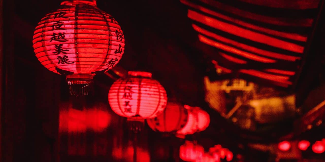 Nền Trung Quốc cổ đại với đèn lồng lông vũ