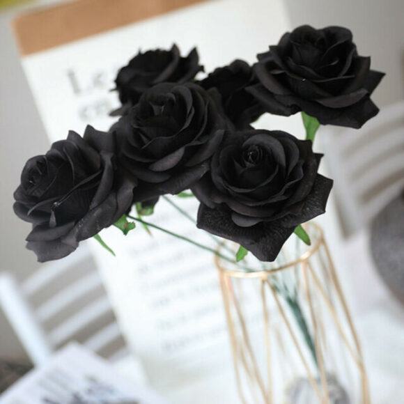 Hình ảnh lọ hoa hồng đen