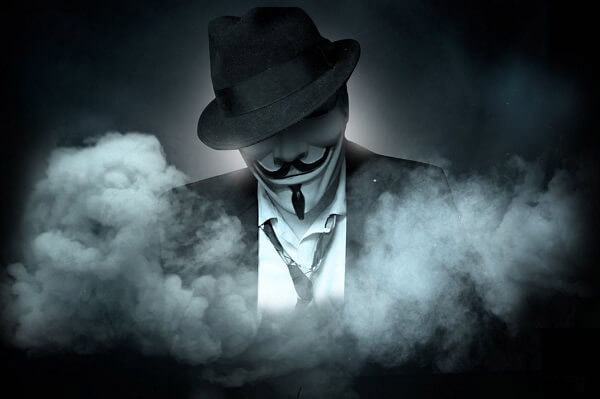 Hình ảnh hacker đội mũ và khuôn mặt lạ trong làn khói