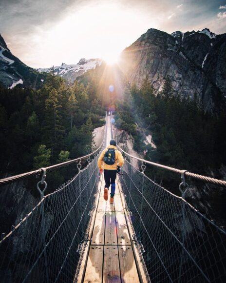 Hình ảnh động lực và truyền cảm hứng về một người đi bộ một mình trên cầu