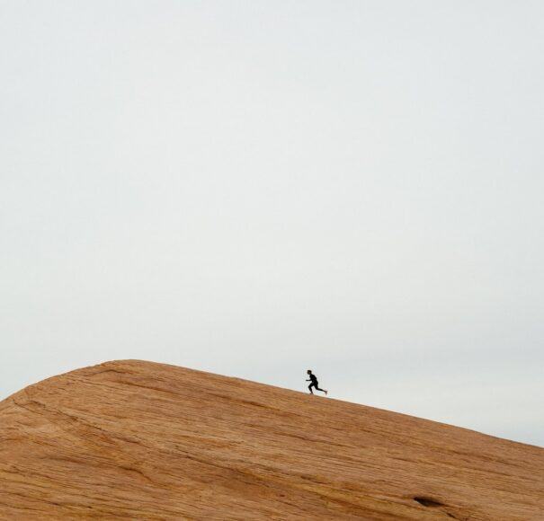 Bức ảnh leo đồi cát một mình thôi thúc quyết tâm vượt khó