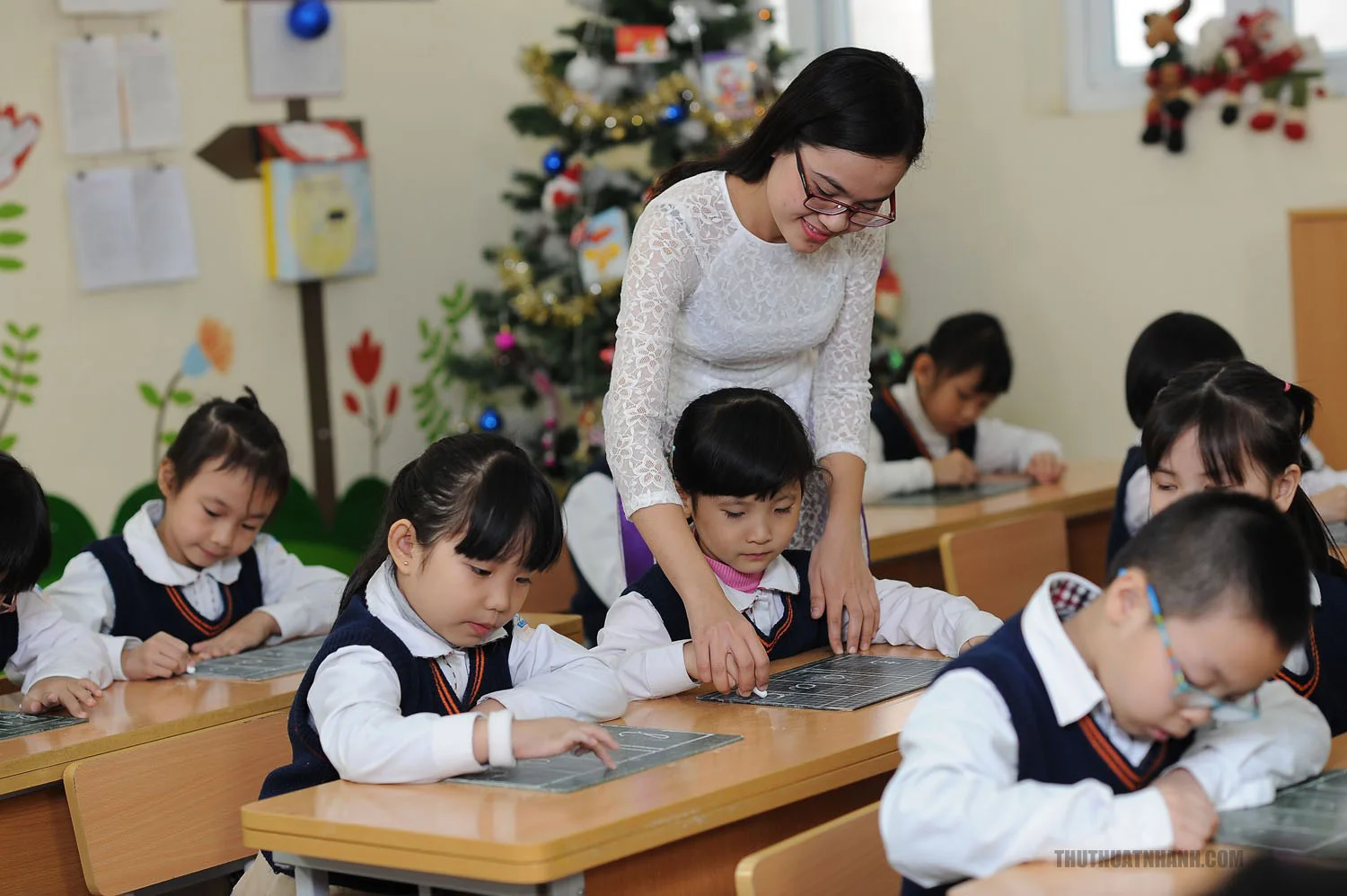 Hình ảnh cô giáo và học sinh đẹp và ý nghĩa nhất - Trung Tâm Đào ...
