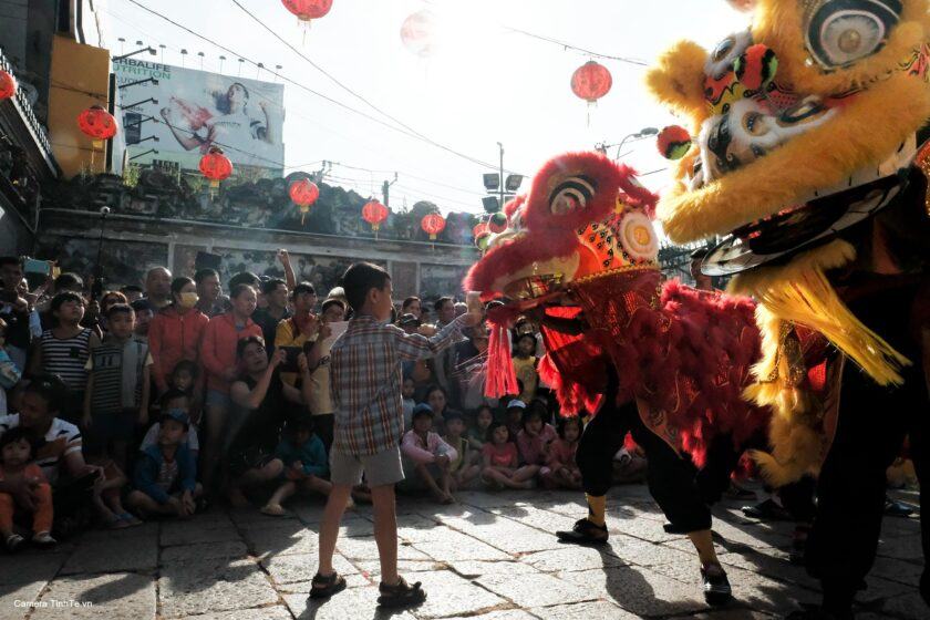 Hình ảnh múa lân nhận lì xì từ khán giả