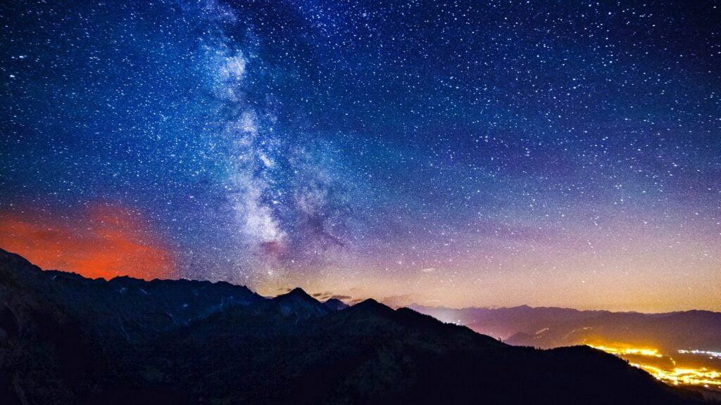 Thiên hà Milky Way hay còn gọi là Dải Ngân Hà, được ví như một bức tranh tuyệt đẹp vẽ trên trời đêm. Hình ảnh này sẽ khiến bạn thấy kinh ngạc vì sự khổng lồ và bí ẩn của vũ trụ.