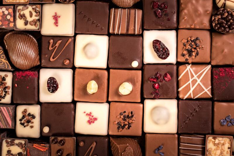 Hình ảnh những viên kẹo socola đen trắng kết hợp nhiều hương vị và hình dáng