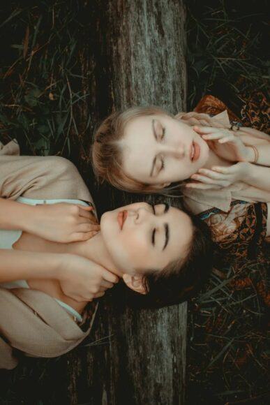 Hình ảnh hai cô gái bị mắc kẹt trong rừng