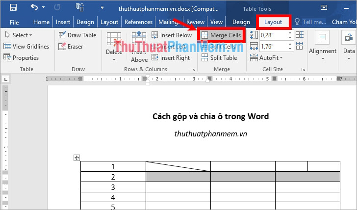 Hoặc chọn Layout trong Table Tools và chọn Merge Cells