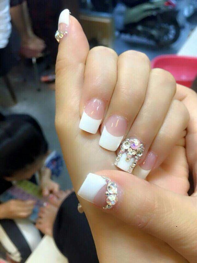 Mẫu nail đính đá đơn giản nhất