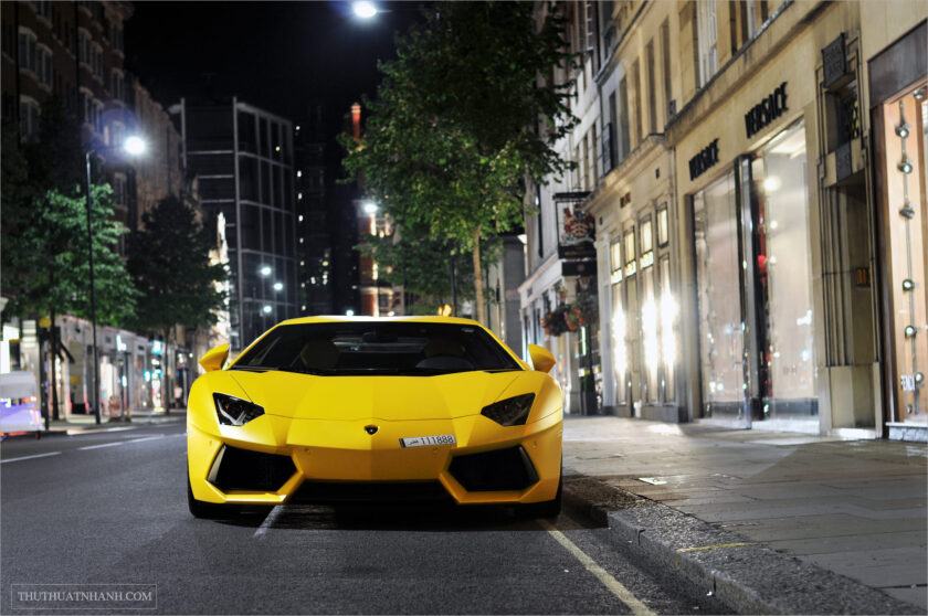 Hình nền Lamborghini màu vàng trên đường phố