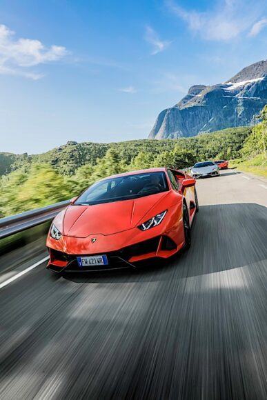 Hình nền xe Lamborghini chạy trên đường
