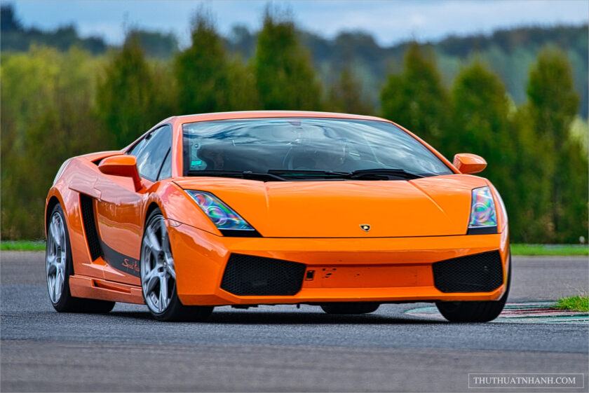 Hình nền Lamborghini màu cam trên đường