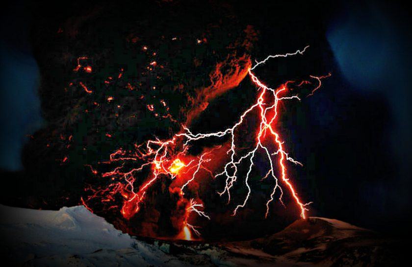 Hình minh họa tuyệt đẹp của tia sét từ miệng núi lửa.
