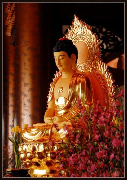 Tượng Phật Dược Sư trong chùa