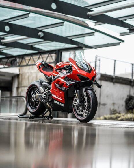 Hình ảnh siêu xe Ducati màu đỏ