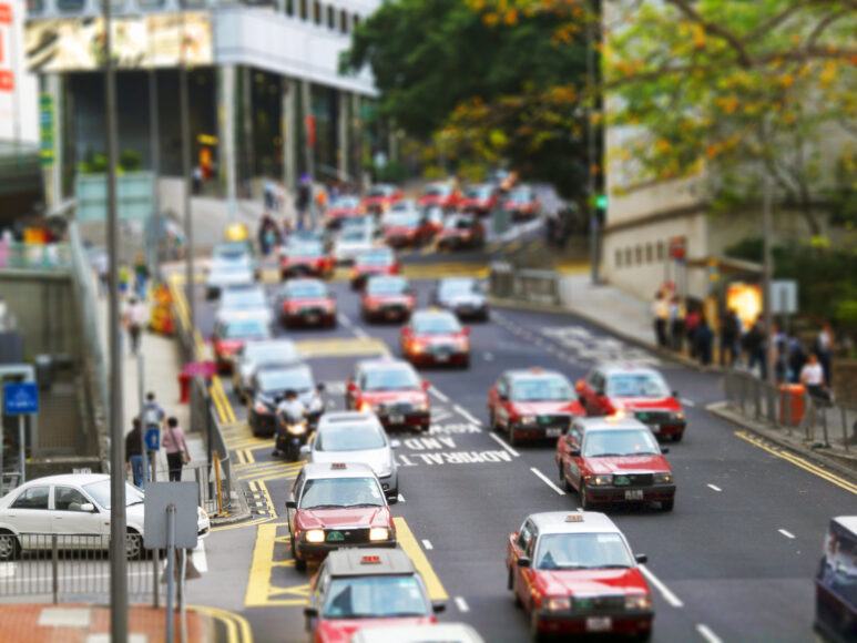 Hình ảnh chiếc taxi màu đỏ ở Hồng Kông