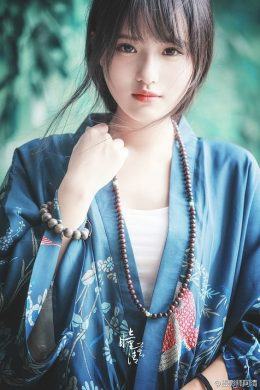 Cô gái xinh đẹp với trang Trung Quốc