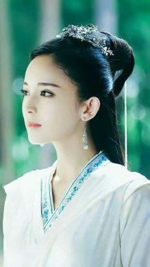 Cô gái xinh đẹp với trang Trung Quốc