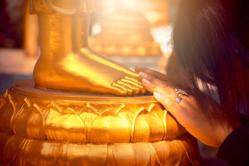 Cầu nguyện dưới chân Phật