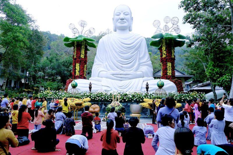 Hình ảnh Đức Phật đang cầu nguyện