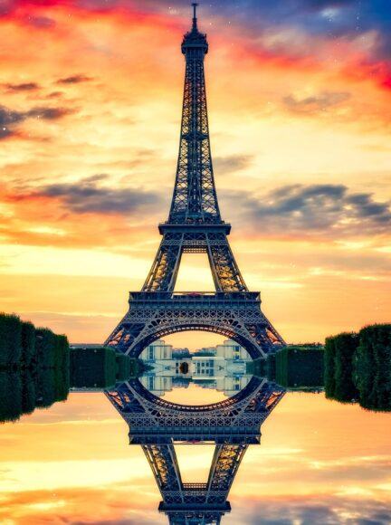 Hình ảnh tháp Eiffel phản chiếu trên mặt nước