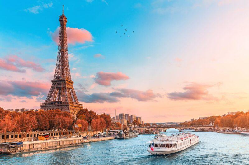 Hình ảnh tháp Eiffel nhìn từ sông