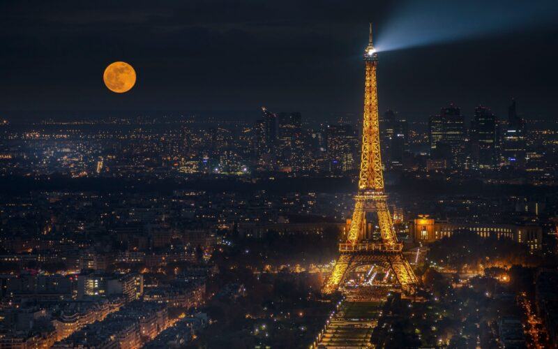 Ảnh tháp Eiffel dưới ánh trăng