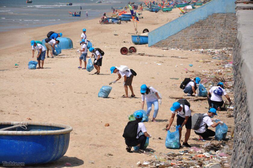 Hình ảnh bảo vệ môi trường nhặt rác trên bãi biển