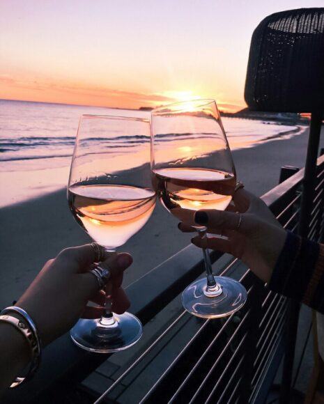 Hình ảnh mùa hè và một ly rượu vang