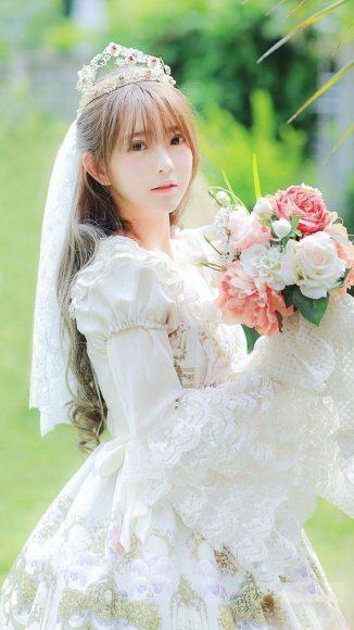 Hình ảnh cô dâu cầm hoa xinh xắn