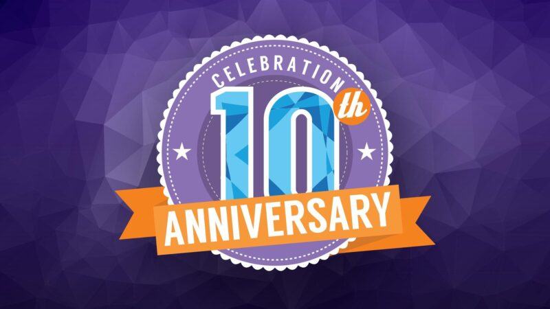 Mẫu logo kỷ niệm 10 năm với tông màu tím đẹp
