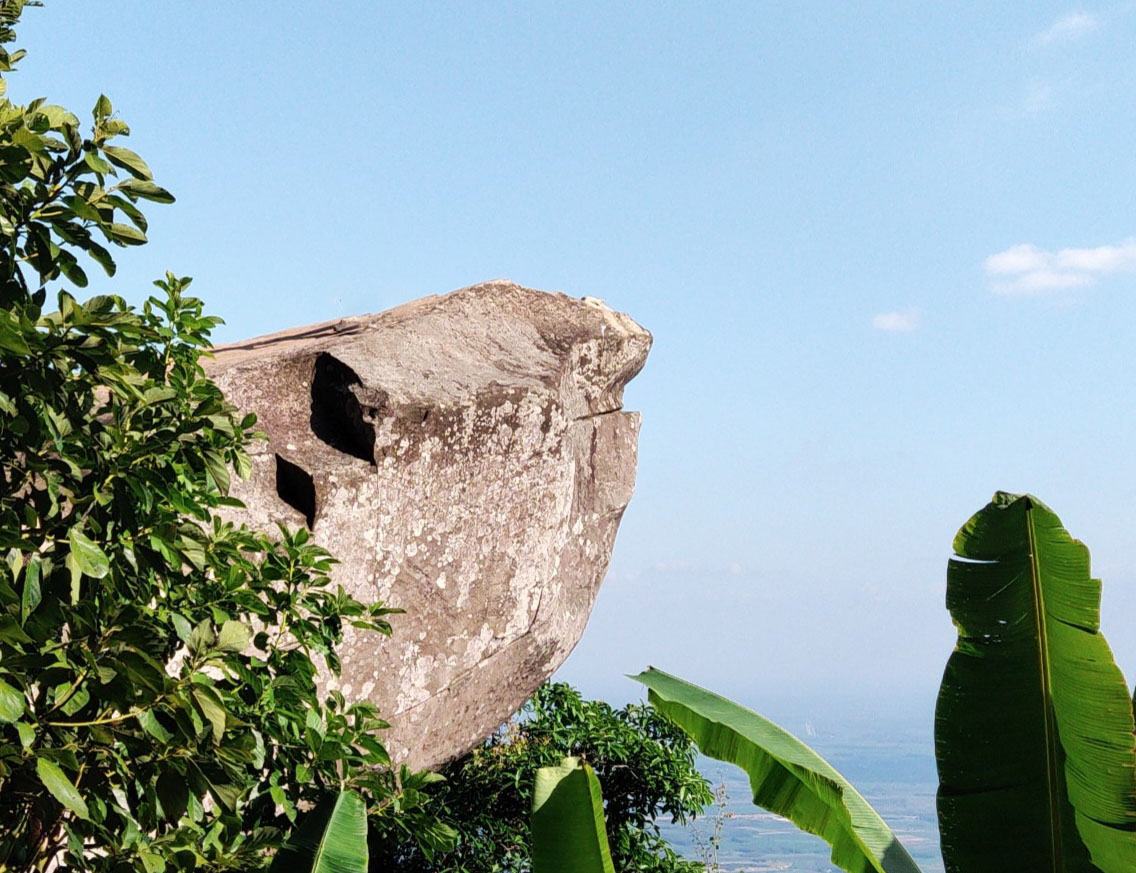 Hình tượng đầu rùa trên núi Bà Đen