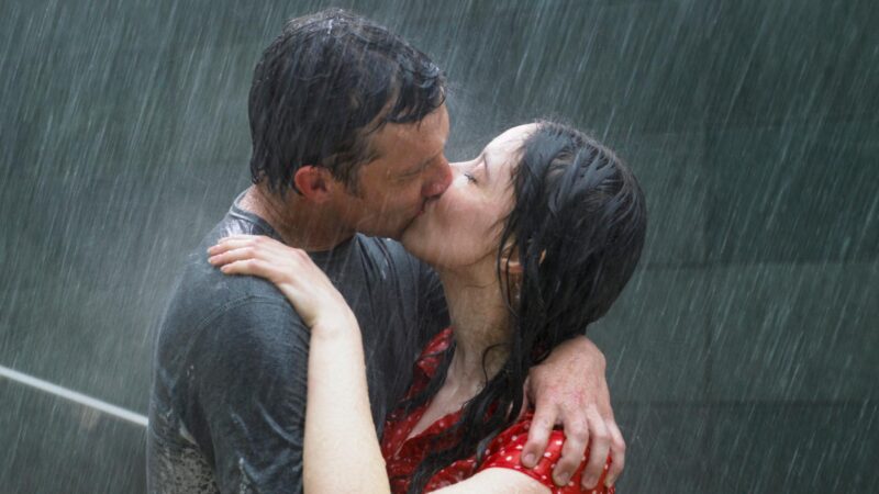 hôn trong mưa