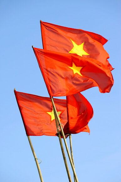 Hình ảnh quốc kỳ Việt Nam - 3 lá cờ tung bay trong gió