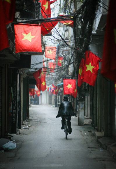 Hình ảnh quốc kỳ Việt Nam - lá cờ rủ trên con phố yên tĩnh
