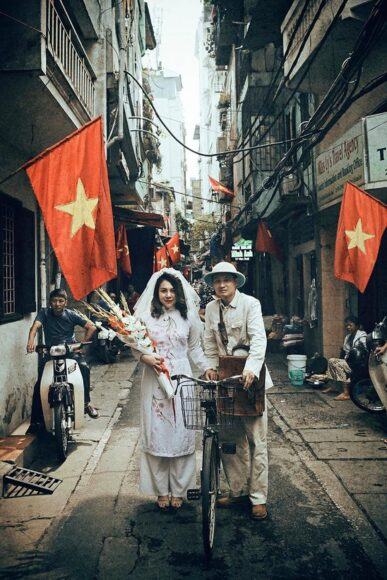 Ảnh cờ Việt Nam - cặp đôi hạnh phúc mỉm cười bên lá cờ