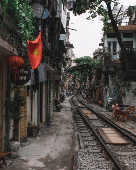 Ảnh Quốc kỳ Việt Nam - Lá cờ được kéo bởi đường ray